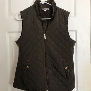 ❤️ Army green puffer vest!